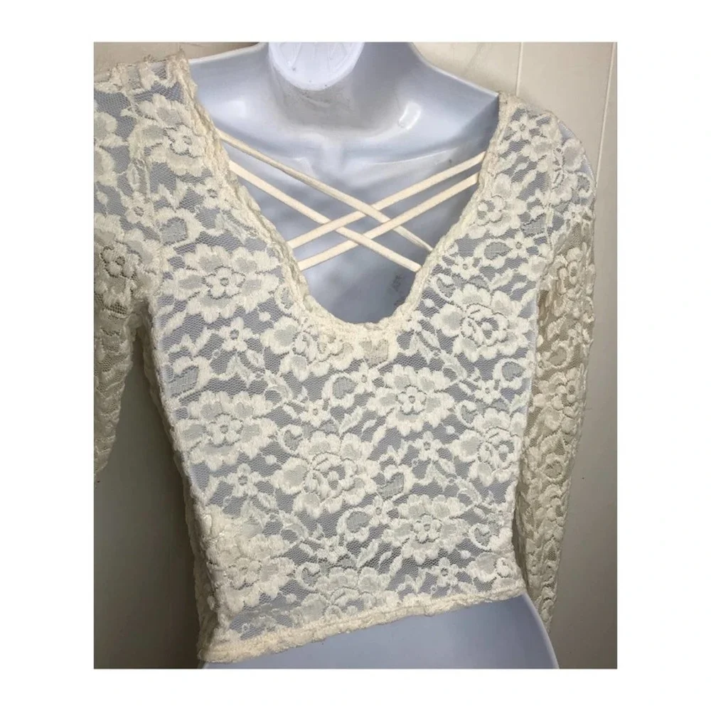 Abercrombie & Fitch | Semi Cropped Cross Back Top •